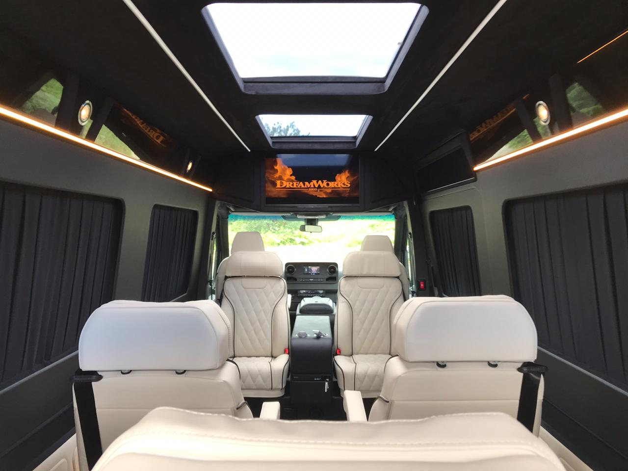 Вип спринтера. Benz Sprinter VIP. Мерседес Спринтер вип. Mercedes-Benz Sprinter 8 мест VIP. Мерседес Спринтер вип салон.